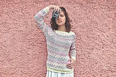 那个拿着相机靠在墙上的女孩