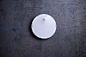 布料时钟

这款钟是波兰设计师 Dominika Brzostowska设计的，它的构造相当简单，钟表内部指针末端被设计成了两个突出的球，表盘覆盖一层纯白色的弹性布料。随着时间一分一分的过去，指针就像两个大包，沿着时间轴转动。