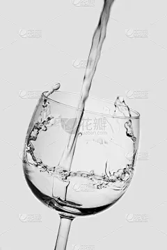 清水倒入杯中。