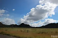 一路看景一路拍照，不知不觉就到了目的地。据旅行社行程安排上的介绍，游客“乘旅游车...