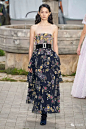 【秀场直击】CHANEL（香奈儿）2020春夏高定系列（秀场+细节+小视频）_色彩 : 发布会现场设计为一座仿若隐秘于世外的花园，其灵感源于奥巴辛修道院，嘉柏丽尔·香奈儿曾在这座古老的西都会修道院里度过童年时光。 一袭乔其纱绉绸婚纱短裙，有着三层彼得潘小圆领、紫藤花枝刺绣头纱等细节设计，摩登…