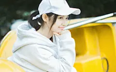 清纯美女游乐场日系写真电脑壁纸-55壁纸网