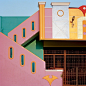 
印度南部泰米尔纳德邦有个小镇Tiruvannamalai，那里有着一栋栋色彩鲜明的奇特房屋，它们都是从40年代起由当地的居民自己设计建造的。

法国摄影师Vincent Leroux发现它们后便记录了下来，他还发现这些彩色建筑与Ettore Sottsass1980年代在意大利发起的孟菲斯(Memphis)艺术运动时期的作品有着惊人 ​​​​...展开全文c