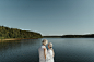 免费 白色礼服站在湖上的女人 素材图片
