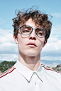 注入藝術美感的時髦鏡款：Raf Simons 推出首次 Calvin Klein 眼鏡系列 - The Femin : Raf Simons 入主Calvin Klein 以來，終於在近日為品牌推出首次設計的第一個完整眼鏡系列，包含Calvin Klein 205w39nyc 、 Calvin Klein Jeans 與Calvin Klein brand 支線系列的男女款眼鏡。