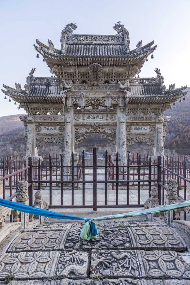 五台山龙泉寺石牌楼龙泉寺以石雕精美著称寺庙各处的石雕构件非常精美