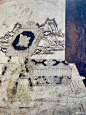 #中國出土壁畫#
五代·唐同光二年（公元924年）
1994年河北省曲陽縣西燕川村，五代義武軍節度使王處直墓出土壁畫，原址保存。對於大多數人更耳熟能詳的是由該墓被盜售海外而回歸的兩塊漢白玉石浮雕天王像。其實，墓室壁畫同樣精彩和重要。這組中我對山水屏風前的一組寫實案頭器皿興味尤濃，應為墓主人 ​​​​...展开全文c