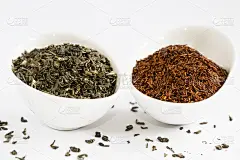 白色背景上的绿茶和蜂蜜