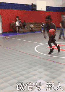 运球变向做得好，过人会更加自如。变向有很多小技巧，比如艾弗森的crossover、哈达威式变向、局部范围小变向等等，都很值得我们去学习。下面几组动作，均为慢放处理，大家可以仔细观察，脑补学习下，从眼神假动作，到突然加速的技巧。#篮球技巧教学# ​​​​