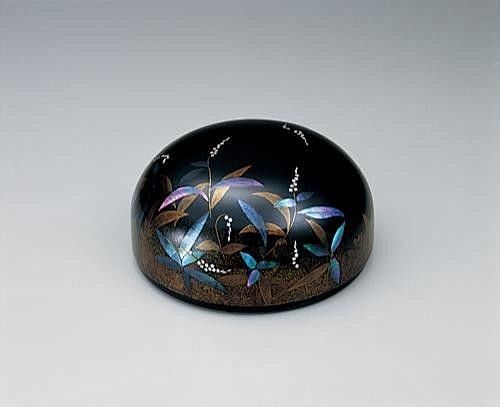 日本传统工艺篇之七螺钿细工所谓螺钿是指用螺壳与海贝磨制成人物花鸟