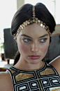 Margot Robbie
黄金亮片头带