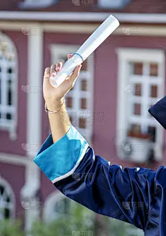毕业典礼上，研究生男生手持毕业证书的正面照片