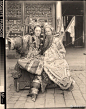 1899～～1904，云南昆明 。两个艺人合影。左边的明显男扮女装了～～小脚也是假的，好像是踩着高跷那种。摄影Auguste Francois 。 ​​​​