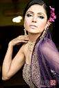 [印度新娘的奢华珠宝(二)] 如果把纱丽称为攫取天边彩虹光华的一袭彩衣，那么印度珠宝，绝对是点亮这片绚烂色彩的完美光束。精巧繁复，奢华大气，雄浑丰满，沉着庄重，只有这样的珠宝才能真正衬托出专属于印度女子眉目妖娆轮廓分明的独特气质，才能诠释传承千年传统中的东方神韵。也许是来自于古老皇室对于黄金的狂热追捧，或许是印度女子的深栗色皮肤更加适合这种金灿灿的光泽，印度是名副其实的“黄金之国”。对于设计师们来说，只有黄金的尊贵与气势才能衬托彩色宝石的绚丽耀眼，才能承载纱丽的华美繁复。