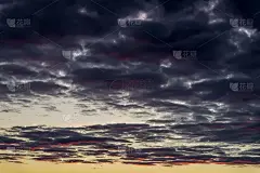 奇妙的，但真正惊人的多色彩的日落与发光的充满活力的云在戏剧性的多彩的天空。金色的火红，橙色的夕阳在黄