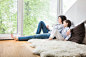 人,住宅内部,小毯子,软垫,室内_499134327_Mother and daughter sitting on fur rug at home_创意图片_Getty Images China