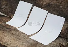海报模型纸，白纸孤立的木制背景，空白人像纸A4。宣传册杂志孤立在灰色上，可以用条幅产品的商业纹理为您