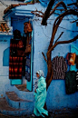 [舍夫沙万：摩洛哥蓝色小镇体味慢生活] 舍夫沙万是摩洛哥的一个安静神秘的小镇，坐落于里夫山宽阔的山谷之中，沿着街道上的拱形土墙门，走在涂满蓝色颜料的巷子里，你会感受到铺天盖地、令人窒息的蓝色洗礼。这座蓝色的小镇有一种神奇的魔力，会让你不由自主地慢了脚步，平了心境。