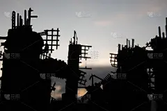 以城市中心区为背景的灾难电影海报概念。夜景。被战争摧毁的城市。