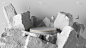 3d渲染，抽象背景与白色的鹅卵石废墟和破碎的岩石。现代的最小的展示与空圆筒讲台产品展示
