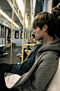 如果某天乘地铁，旁边坐着他，怎么样？？？？