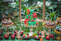武汉SissiCakeDesign【“森林童话风”婚礼甜品桌】 By @Sissi Cake Design : 结合酒店特色走色彩鲜艳的“森林童话风”的森系甜品台，鸟窝里的马卡龙和小篮子里的“松果”都是用心打造的细节，也遭到了小朋友们的围观。
