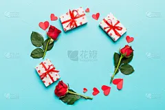 心玫瑰，git盒子，心和空白贺卡的彩色背景模型。假日，母亲节，生日的概念