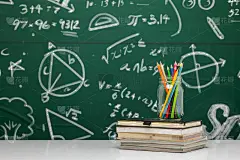 教育背景的概念。在黑板上写着数学公式的坛子里的文具。回到学校的横幅设计与复制空间的概念。