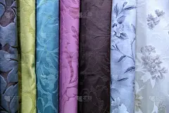 色彩鲜艳的布料用来设计各种男女服装，可以是帆布，也可以是棉布，甚至是丝绸，都适合做衣服。