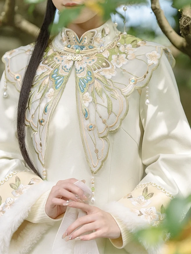 这个蝴蝶云肩旗袍也太美了