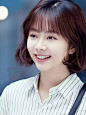 最近看谭松韵主演的《浪花一朵朵》，被她的小短发迷得不要不要的，简直太可爱了，戴眼镜的那个画面把本小薯萌晕乎了，谁能够想到谭松韵已经三十岁了，之前与刘浩然主演的《最好的我们》真的已经成了青春校园剧的经典，没有更好的“我们”了，谭松韵和刘浩然已经把耿耿于怀的青春演出了巅峰的燃情。<br/>纵观谭松韵的热门剧，不管是在最近大热的《浪花一朵朵》，还是更早的《最好的我们》，或者那部《狐狸的夏天》，谭松韵都是以短发形象出镜，只是短发的长短和弧度做了调整，她是标准的脸上肉多的圆脸，而且她的下巴挺短的，有时候
