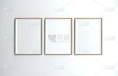墙上有三张空白的海报。