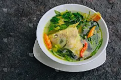鱼头汤或sup kepala ikan Gurame鱼头汤或sup kepala ikan Gura