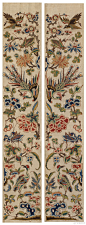 2.清打籽绣富贵满堂挽袖（一对），10×51cm，白色缎地，以平金绣勾边，打籽绣填充图案，绣喜鹊、蝈蝈、螳螂、孔雀、仙鹤、牡丹、梅花、菊花等物事，寓意富贵满堂，官上加官，四季平安，多子多孙。
