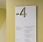 #全球导视设计之美# 爱尔兰皇家外科医学院导视系统设计 | Atelier works公司和Whybrow公司

基于建筑风格，Atelier works公司和Whybrow公司从建筑外观中提取了图形元素，设计了线条图案的环境图形，以此来增强建筑语言。针对较小的空间，设计了简约的标牌和高度图解化的地图，采用白色和灰色的配色，使 ​​​​...展开全文c