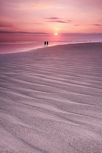  日落在雷根海滩，库塔，巴厘岛