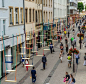 Olhe para o alto! O artista Max Mertens, de Luxemburgo, colocou centenas de balanços sobre a Rue Philippe II para evocar nostalgia e familiaridade nos pedestres.  #casavogue #instalação #arte #art #luxemburgo