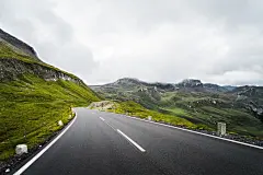 葱郁唯美山路风景图片高清壁纸 -ZOL桌面壁纸