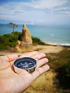 罗盘是一种用于导航和定位的仪器，它显示相对于地理基本方向或点的方向。有的利用磁能和风水来提升生活质量