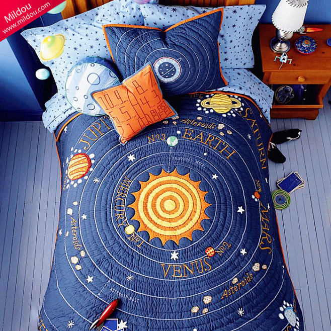 要满足孩子遨游太空的梦想，先从他的床开始...