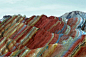 甘肃丹霞奇特地貌如印象派画作美不胜收——在这些位于中国甘肃省的惊人岩层中，蓝色、红色和金色显而易见。