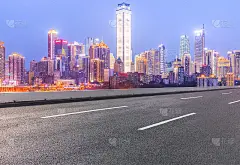 城市建筑天际线和道路地面