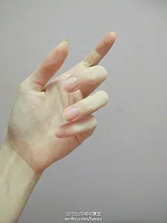 单考前拍过一组手的图片用来写生……虽然一个... 来自用生命调戏真爱 - 微博
