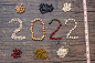 2022年新年用有机豆;红的，黑的，白的，绿的，鹰嘴豆和阿德利放在桌子上。目标、健康、动力、决心、减