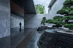 义乌国深都会文澜 现代 展示区景观 廊架 雕塑 景观亭 花池 景墙 植物 SED新西林景观国际，拥有国家高新技术企业资质，国家风景园林工程设计专项甲级资质，业务范围：景观都市环境设计、住宅及社区景观设计、商业地产景观设计、养老地产及产业园区景观设计、酒店及度假景观设计、城市规划景观设计