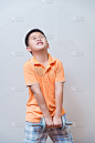 亚洲强壮男孩举重，