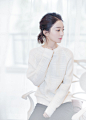 #赵丽颖##女儿国国王赵丽颖# 虽然重感冒喉咙沙哑的国王没能有更多时间和媒体朋友促膝畅谈，但佛山一行依然感受到当地媒体和影迷的热情似火。国王已经带着所有的问候和关心，连夜返回剧组拍戏。快接受国王爱的讯息吧，并祝国王早日康复️
妆发:@穆建明
造型:@StudioLab
摄影:@困BO ​​​​