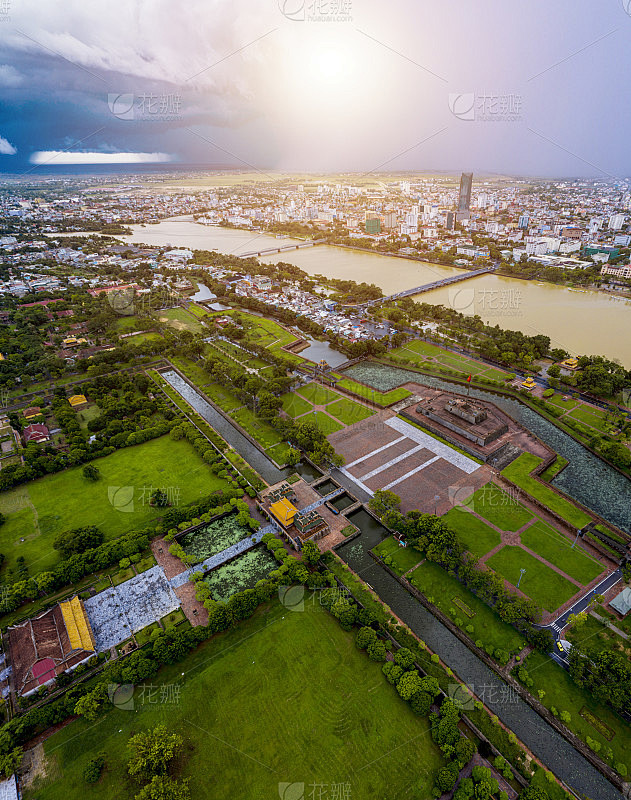 鸟瞰图的顺化城堡在越南。皇宫护城河，皇宫建筑群，顺化市，越南。