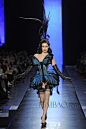 【图】七彩蝴蝶美人！高缇耶(Jean Paul Gaultier)2014春夏高级定制秀，海报带你亲临2014春夏巴黎高级定制时装周_第11页_Jean Paul Gaultier高级定制_海报时尚网