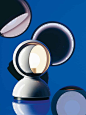 50年前的家，比未来还要未来 – VOICER｜分享生活和设计的美学
设计师Vico Magistretti从天体绕轴旋转的现象中汲取灵感，创造了外形如同天外来客的Eclisse台灯，旋转灯罩光的强度和方向随之改变。